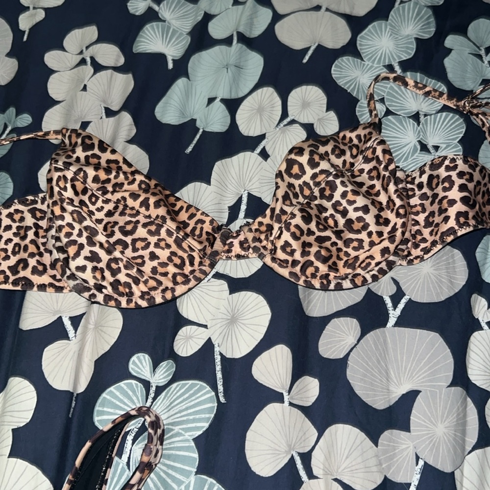 Kotomi Size Larhe Bikin top. Underwire. Leopard